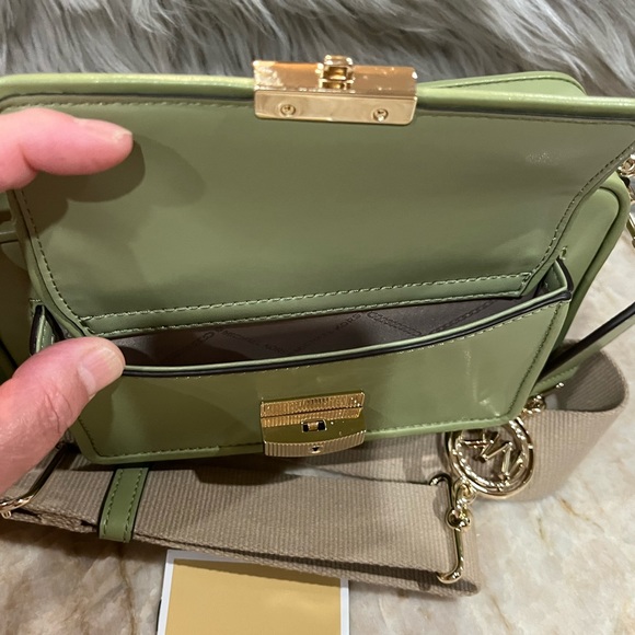 Michael by Michael Kors Bradshaw Medium Messenger Camera Bag Style New with Tags - Picture 8 of 16